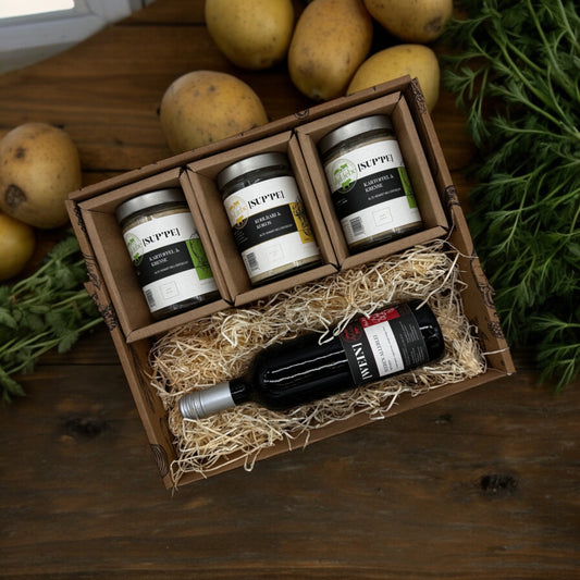 Ein schöner Präsentkorb der Marke elseLiebe in dem eine Flasche Rotwein liegt und darüber drei Gläser Suppe.