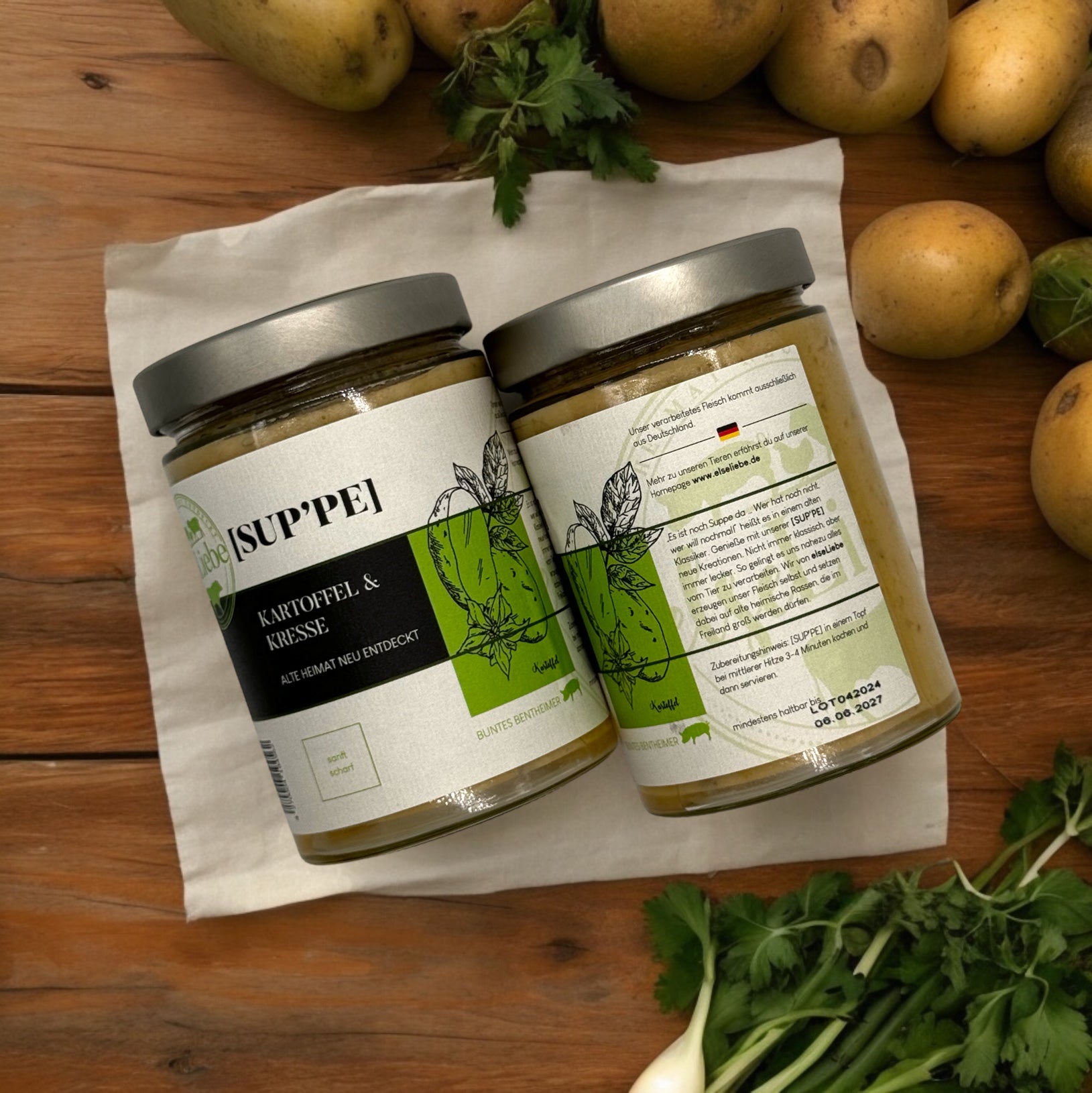 Ein Glas mit der Suppe Kartoffel & Kresse ist zu sehen. Man sieht das Etikett sowohl von hinten, als auch seitlich. Die Suppe ist fertig im Glas abgefüllt und muss nur 4-5 Minuten erhitzt werden.